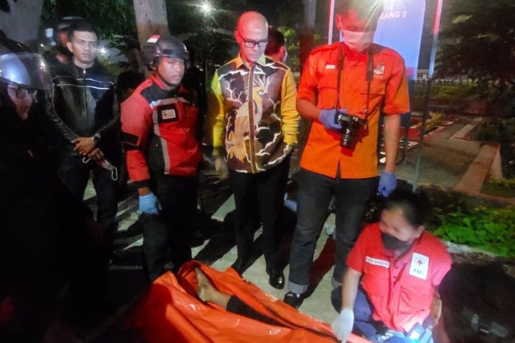 Wakil Ketua Dewan Perwakilan Rakyat Daerah (DPRD) Kota Bandung, Edwin Senjaya, mendampingi evakuasi dua warga yang tenggelam di Kolam Retensi Rancabolang, Gedebage, ketika sedang memancing Kamis (10/10/2024) malam tadi sekitar pukul 22.30 WIB.