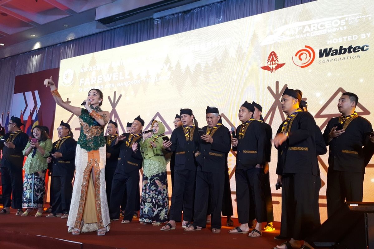 Delegasi Indonesia bernyanyi diiringi permainan angklung di penutupan Asean Railways CEOs conference (ARCEO) ke-41.