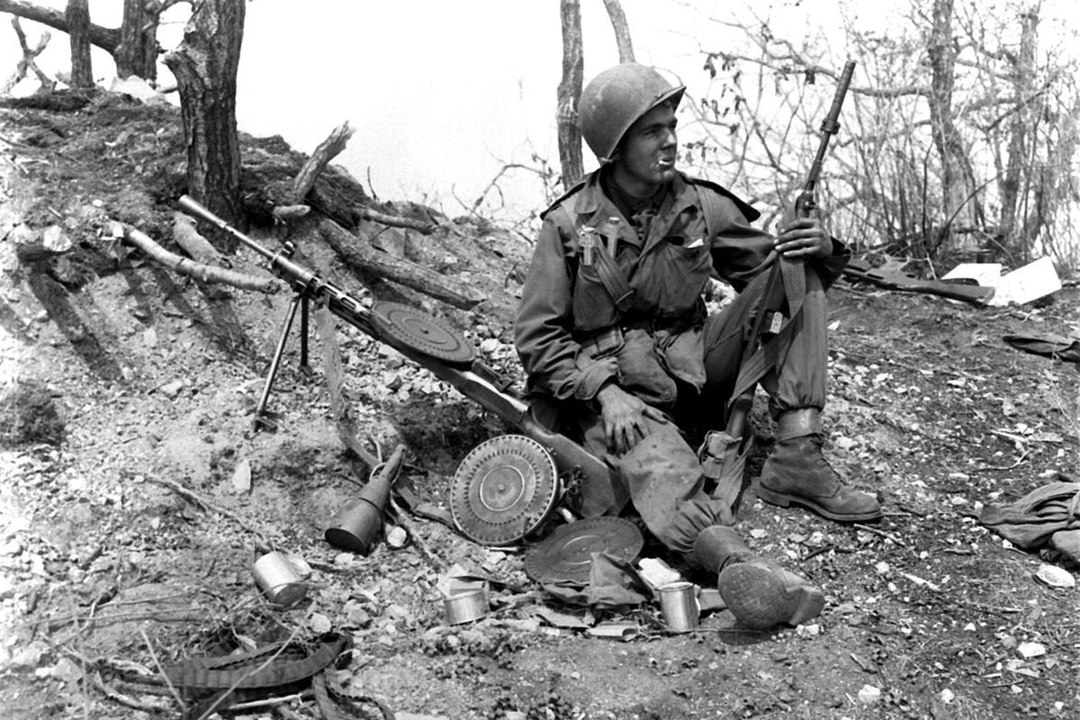 Seorang tentara beristirahat di bunker Komunis China bersama prajurit Soviet dalam Perang Korea 1950.