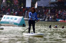 Susi Rebahan dan Minum di Tengah Danau Saat Tanding dengan Sandiaga