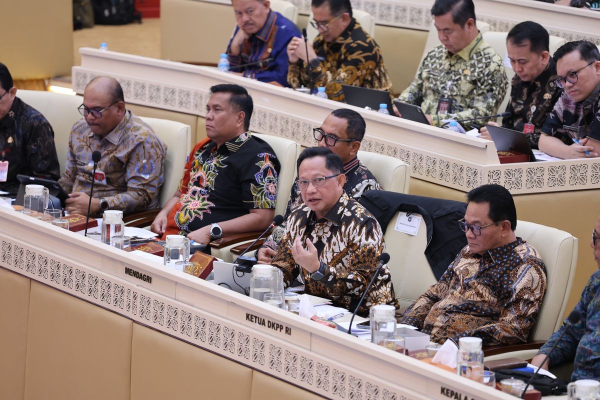 Menteri Dalam Negeri sekaligus Kepala BNPP Muhammad Tito Karnavian memaparkan arah kebijakan pengelolaan kawasan perbatasan dalam rapat bersama Komisi II DPR RI, Kamis (11/6/2026).&nbsp;