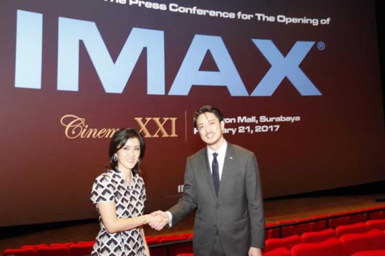 Corporate Secretary Cinema 21 Catherine Keng berjabat tangan dengan Director Marketing & Distribution Asia-Pasific of IMAX Walt Cho saat peresmian layar baru IMAX di Pakuwon Mall Surabaya, Selasa (21/2/2017).