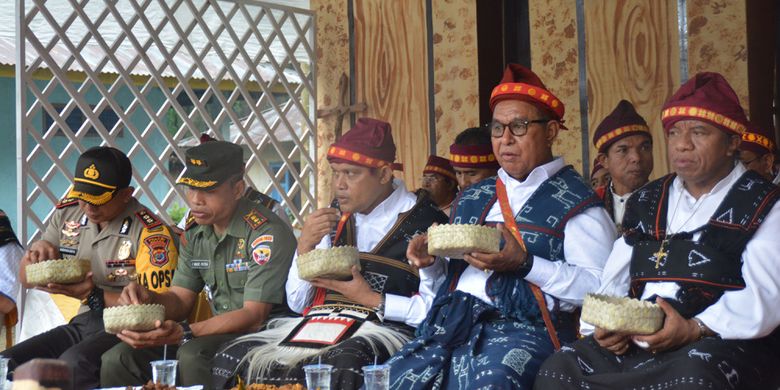 Wakil Gubernur Nusa Tenggara Timur, Josef Adrianus Nai Soi makan uwi bercampur nasi dengan wadah wati sebagai pengganti piring pabrik saat ritual Reba Ngada dilangsungkan di Kampung Langa, Kecamatan Bajawa, Kabupaten Ngada, Flores, NTT, Selasa (15/1/2019). Wadah wati merupakan warisan leluhur orang Ngada yang ramah lingkungan.