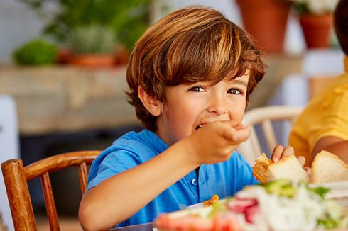 Rajin Makan Ikan Bisa Tingkatkan IQ Anak, Mitos atau Fakta?