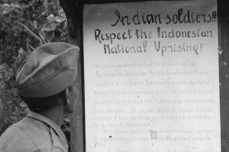 Sebuah poster yang dipasang oleh para pejuang Indonesia di Surabaya yang meminta agar pasukan India tidak melawan mereka. Poster itu berbunyi: ?Pandit Jawaharlal Nehru, pemimpin Kongres Nasional India, memerintahkan hari ini (30 September 1945) bahwa pasukan India tidak boleh digunakan untuk menekan perjuangan Indonesia dan pihak nasionalis lainnya.