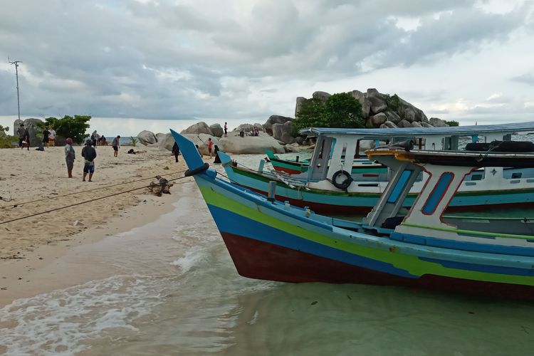 Kapal motor yang mengangkut wisatawan di Pulau Lengkuas (Menara mercusuar), Belitung, Kepulauan Bangka Belitung, Sabtu (16/10/2021).