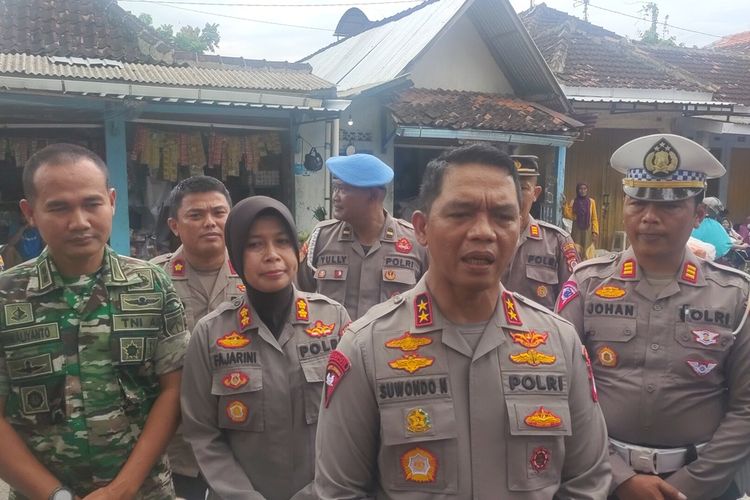 Kapolda Daerah Istimewa Yogyakarta Inspektur Jenderal Polisi Suwondo Nainggolan saat mengunjungi Pasar Wates, Kelurahan Wates, Kapanewon Wates, Kabupaten Kulon Progo, Daerah Istimewa Yogyakarta.