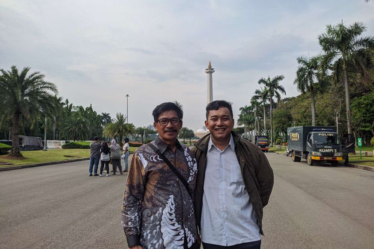 Yulius (kiri) warga Toraja bersama Brian asal Bekasi mengunjungi Monumen Nasional saat uji coba hari pertama, Kamis (16/6/2022).