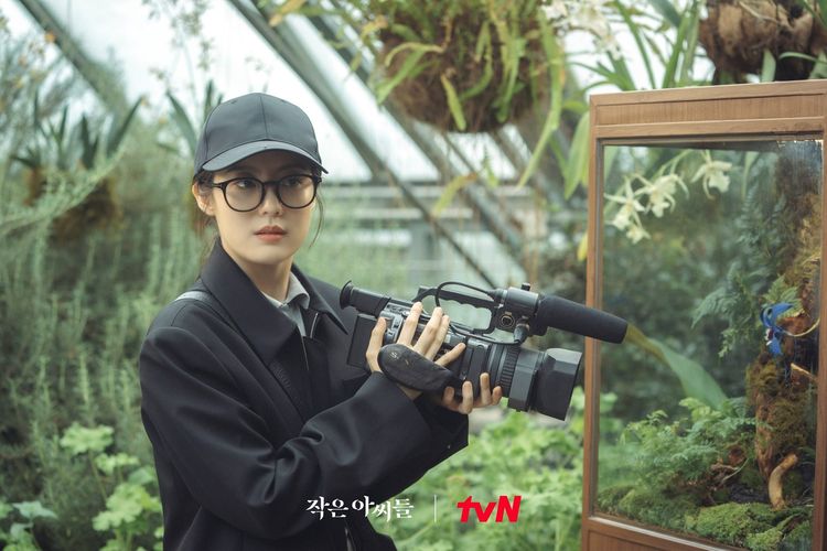 Oh In Kyung (Nam Ji Hyun) masuk ke greenhouse milik Won Sang Ah (Uhm Ji Won) dan menemukan bunga biru yang selalu muncul dalam setiap kematian.