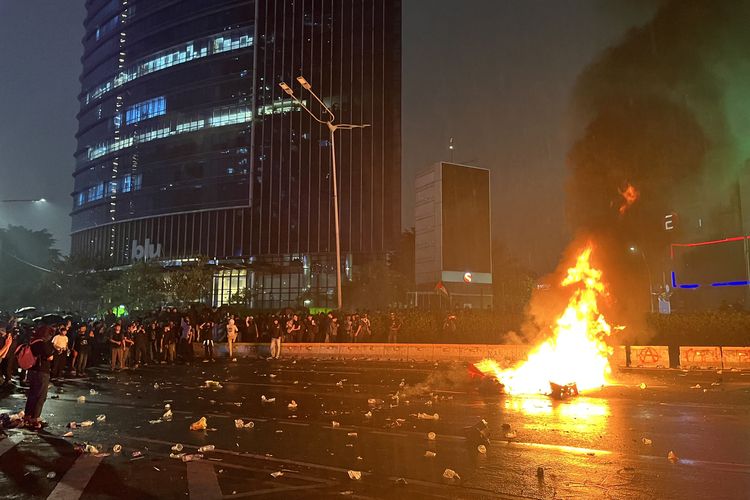 Di Tengah Hujan, Massa Bakar Barrier Plastik Depan Barikade Aparat di Jalan Jenderal Sudirman