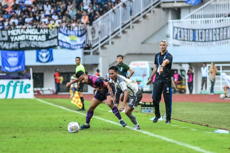 Pelatih RANS Nusantara FC Rodrigo Santana tengah menyaksikan duel pemainnya Finky Pasamba melawan gelandang Persib Beckham Putra dalam pertandingan pekan ke-25 Liga 1 2022-2023, Minggu (19/2/2023) di Stadion Pakansari, Kabupaten Bogor.