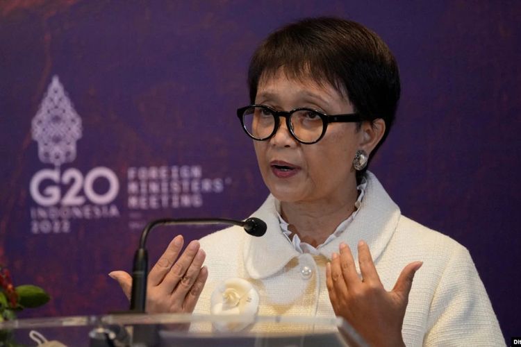 Menlu Retno Marsudi memberikan keterangan pers usai penutupan Pertemuan Menlu G20 di Nusa Dua, 8 Juli 2022.