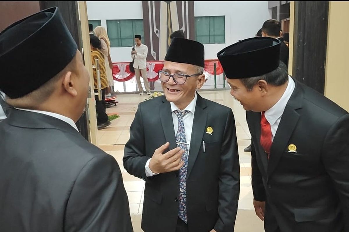 M. Shobih Asrori (tengah) usai mengikuti pelantikan anggota DPRD Kabupaten Pasuruan periode 2024-2029 di Kantor DPRD Pasuruan jalan raya Raci Bangil Pasuruan, Rabu (21/8/2024)