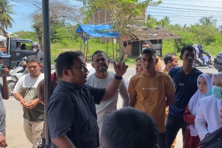 Puluhan tenaga sukarela di Rumah Sakit Umum Cut Meutia (RSUCM) Kabupaten Aceh Utara, Provinsi Aceh, melanjutkan demonstrasi di halaman rumah sakit plat merah itu, Selasa (11/10/2022).