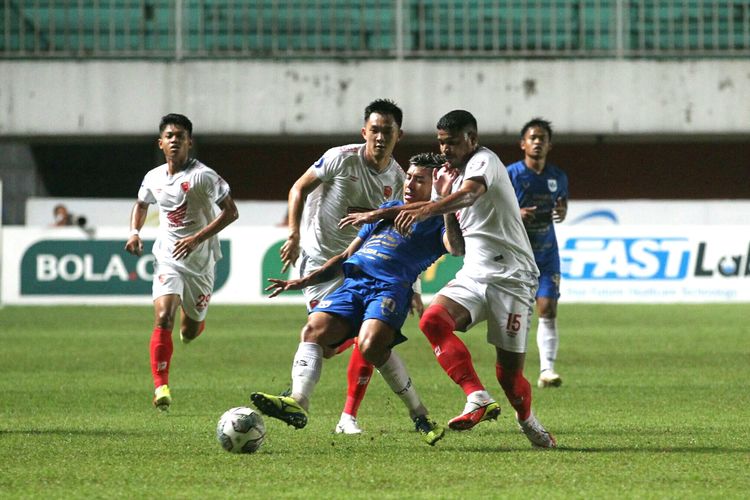 Suasana pertandingan pekan ke-13 Liga 1 2021-2022 yang mempertemukan PSIS Vs PSM Makassar di Stadion Maguwoharjo pada Senin (22/11/2021) malam WIB.