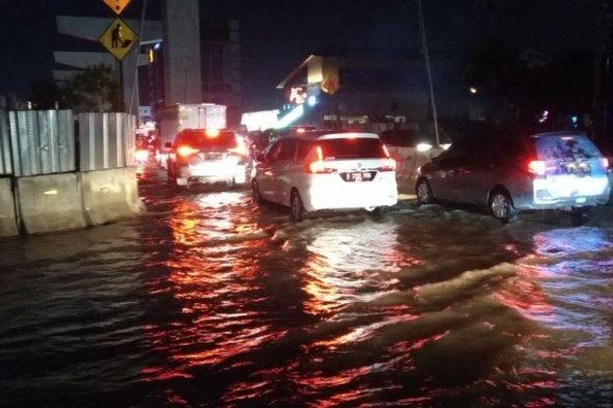 Banjir masih menggenangi Jalan Boulevard Barat Raya, Kelapa Gading, Jakarta Utara, pada Sabtu (8/2/2020) malam.