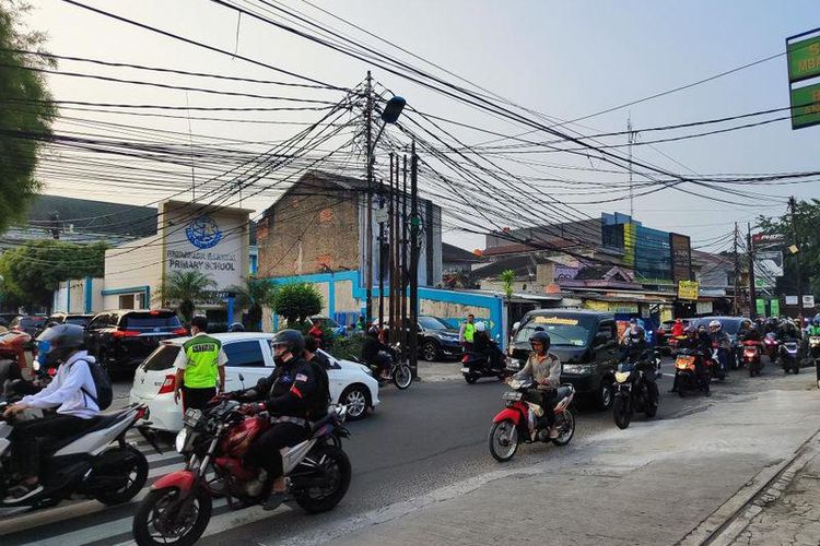 Situasi padatnya lalu lintas di depan SD GIS pada Senin (5/6/2023) pagi.