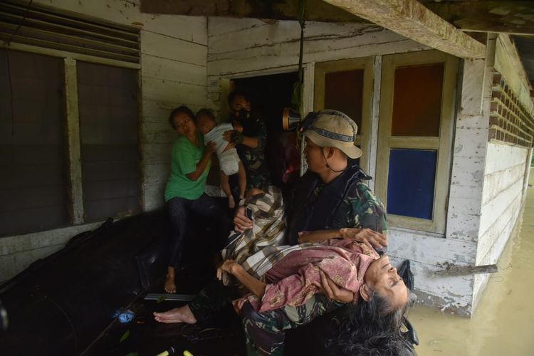 TNI Angkatan Laut mengevakuasi warga korban banjir di Keude Lhoksukon, Kecamatan Lhoksukon, Aceh Utara, Senin (7/12/2020)