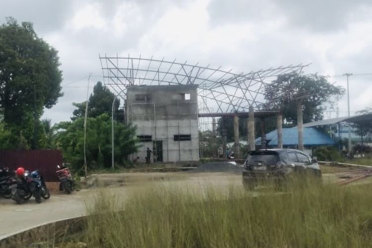Penyidikan perkara jembatan timbang di Kota Pontianak, Kalimantan Barat (Kalbar) berjalan lamban. Sejak ditingkatkan ke penyidikan, akhir tahun 2022, keempat tersangka yang berstatus tahanan kota masih belum disidangkan. 