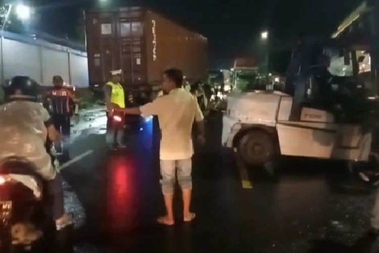Jalan Nasional di Klakah macet panjang akibat kecelakaan Bus dan Trailer, Kamis (2/2/2023) malam.