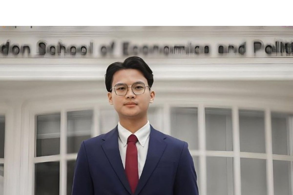 Muhammad Syaeful Mujab adalah lulusan UI yang lolos beasiswa LPDP ke Inggris berkat sang Ibu. Mujab adalah mantan Presiden BEM UI dan Abang DKI 2018.