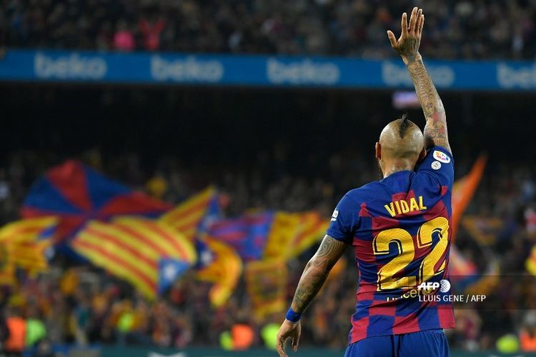 Gelandang Barcelona, Arturo Vidal, merayakan golnya pada laga Liga Spanyol kontra Real Valladolid FC di Stadion Camp Nou pada 29 Oktober 2019.