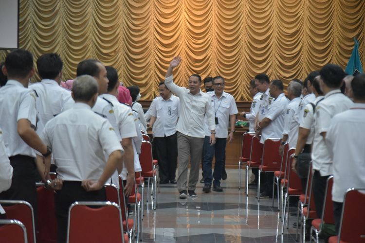 Wali Kota Surabaya Eri Cahyadi saat memberikan pengarahan kepada seluruh pejabat struktural di lingkungan Pemkot Surabaya di Gedung Graha Sawunggaling, Jalan Jimerto Surabaya, Rabu (24/5/2023).