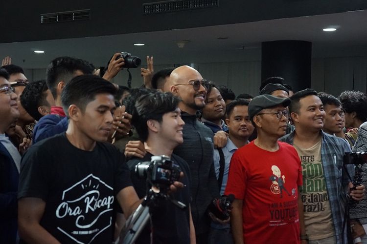 Deddy Corbuzier beserta 200 Youtuber lainnya berfoto bersama seusai acara talkshow From Youtuber to Youtuber di Gramedia Matraman, Jakarta, Minggu (16/12/2018).