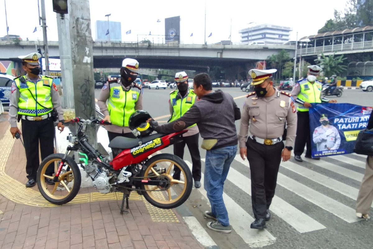 Satuan Lalu Lintas Polres Metro Jakarta Barat melakukan tindakan peneguran terhadap 25 pengendara bermotor pelanggar lalu lintas, sejak digelarnya Operasi Patuh Jaya pada Senin (13/6/2022) hingga hari ini Rabu (15/6/2022). 