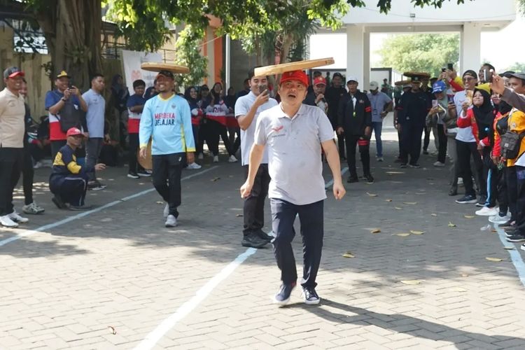 Wakil Bupati Bangkalan, Moch Fauzan Jakfar saat mengikuti lomba sunggi tampah bersama pegawai instasi Pemkab Bangkalan, Rabu (6/8/2025). 