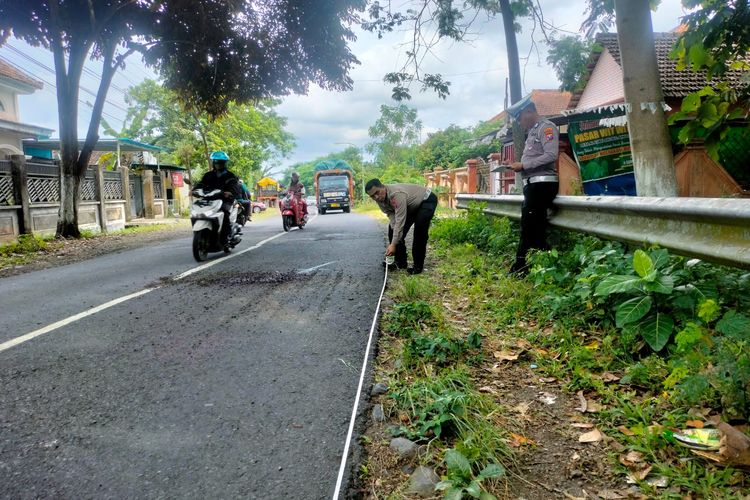 Polisi saat melakukan olah TKP 