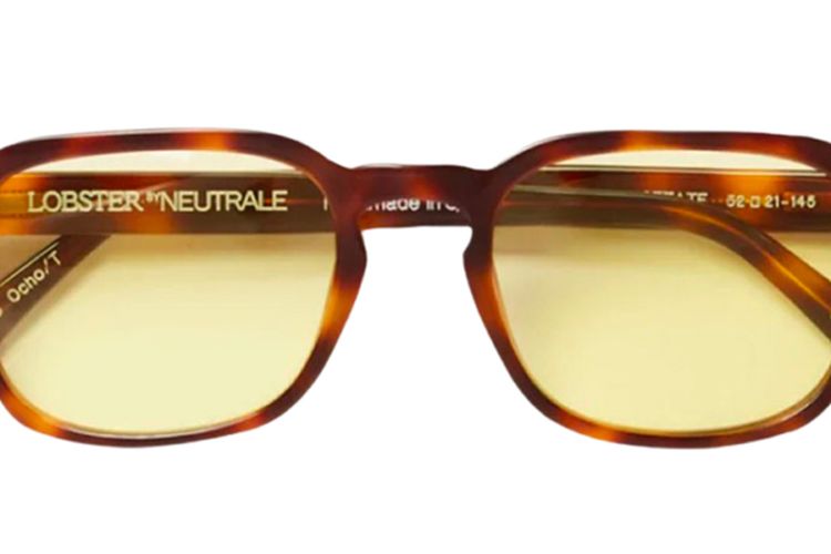 Kacamata dengan lensa mencolok