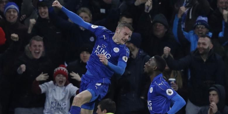 Penyerang Leicester City, Jamie Vardy, merayakan golnya dalam pertandingan Premier League melawan Liverpool, 27 Februari 2017.  
