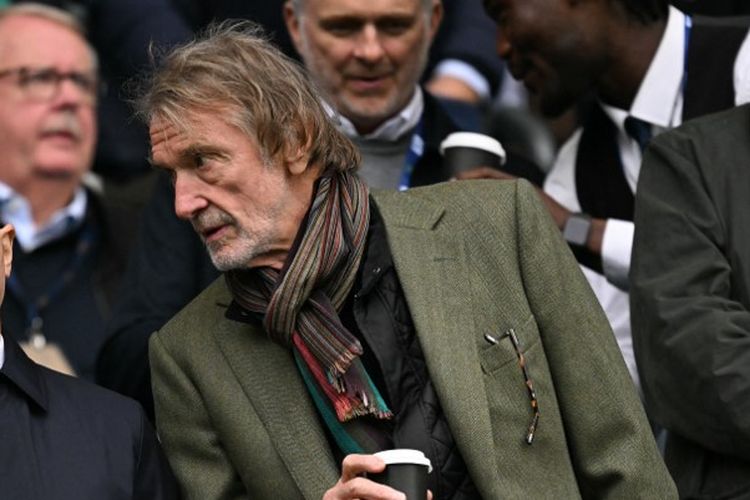 Co-owner Manchester United, Sir Jim Ratcliffe (kanan), berbicara dengan CEO Manchester United Omar Berrada (kiri) pada laga Liga Inggris antara Manchester City dan Manchester United di Stadion Etihad di Manchester, barat laut Inggris, pada 14 September 2025.