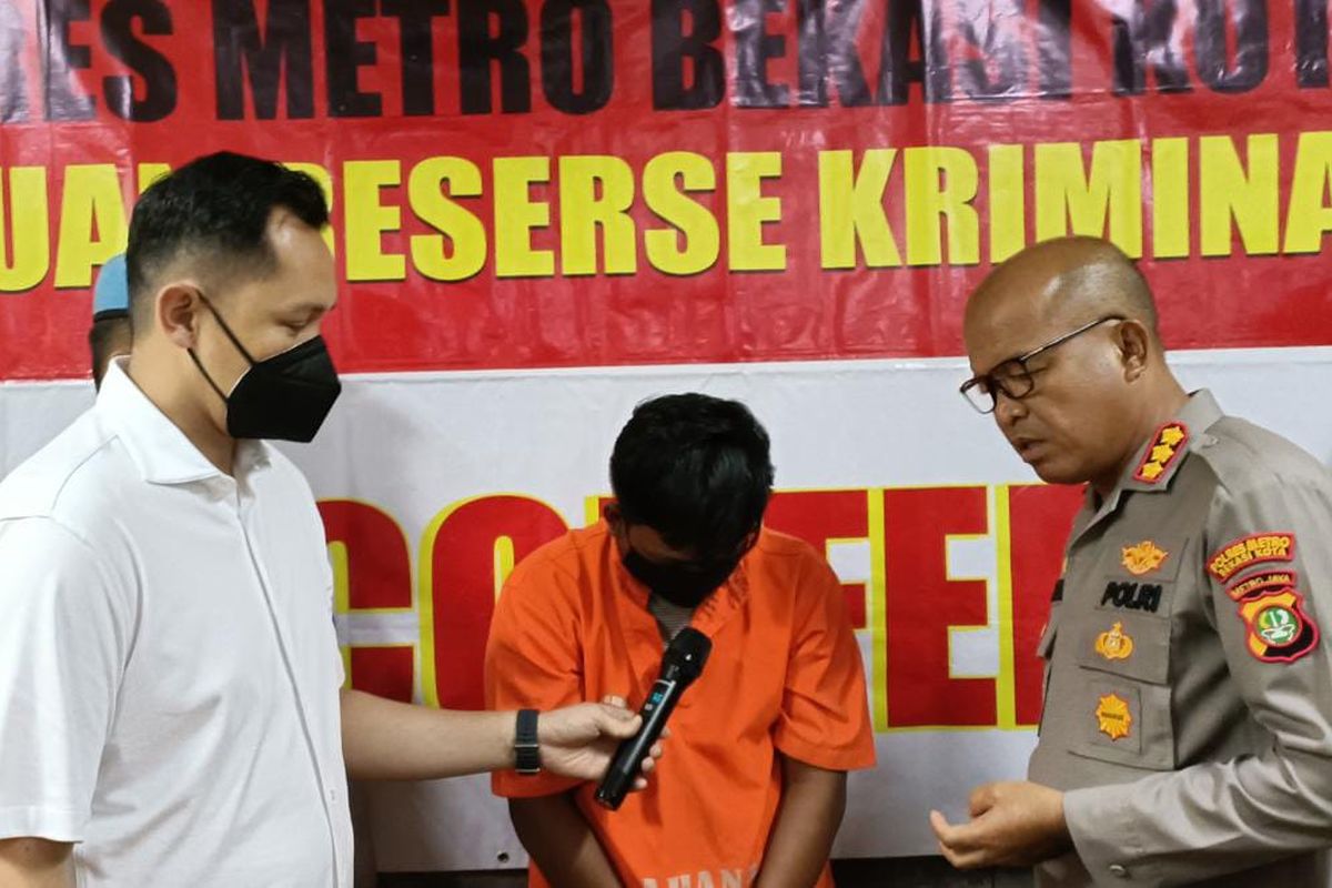 Tersangka AD saat dihadirkan di rilis pers kasus pencabulan di Mapolres Bekasi Kota, Senin (28/11/2022). AD yang merupakan mantan guru SD tersebut ditangkap polisi karena diduga kuat melecehkan sejumlah muridnya ketika ia mengajar di salah satu SD Negeri di wilayah Jatirasa.