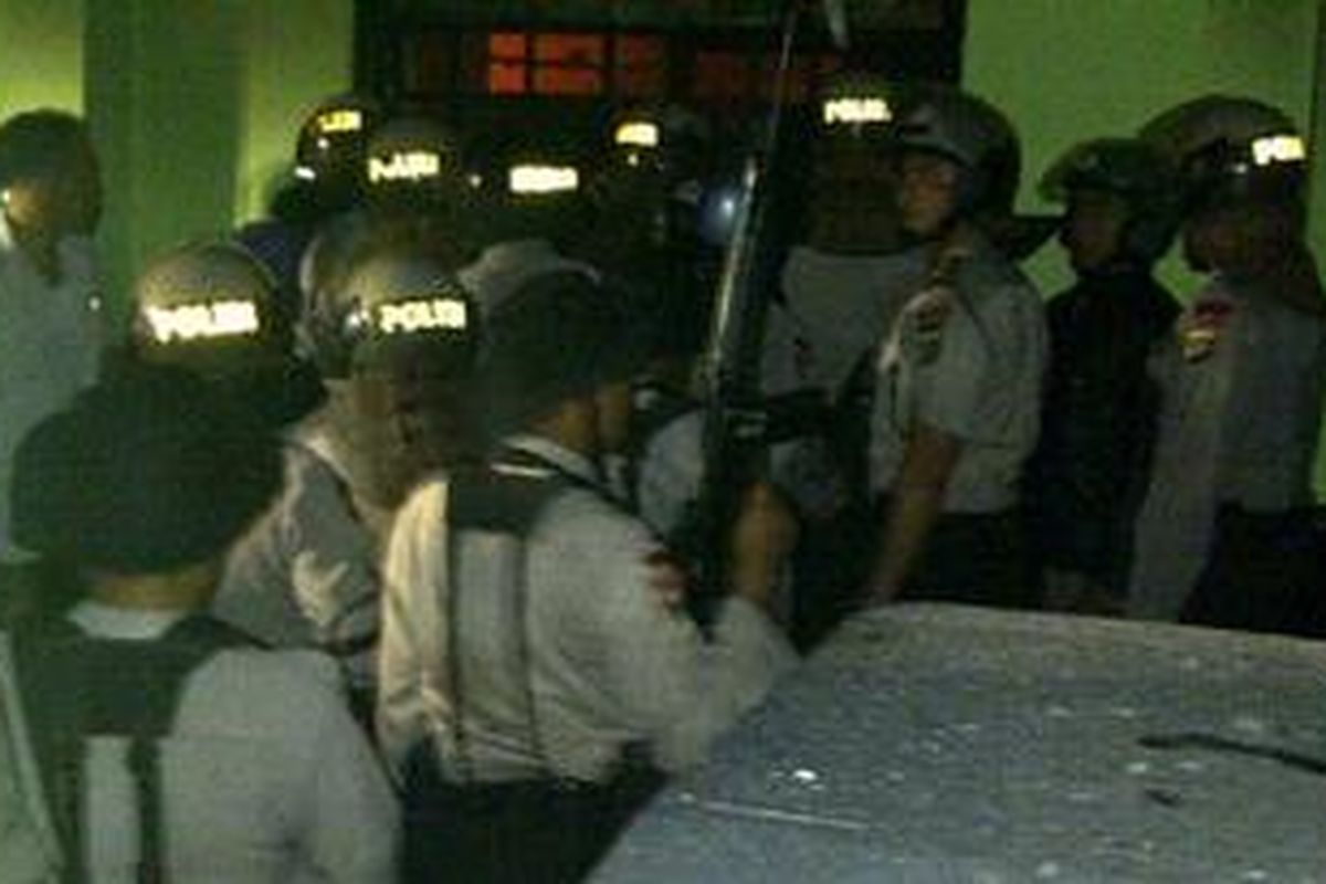 Situasi di pintu masuk Lapas Kerobokan, di mana aparat kepolisian berjaga-jaga saat terjadi kekacauan di dalam lapas, Rabu (22/2/12) dini hari Wita.