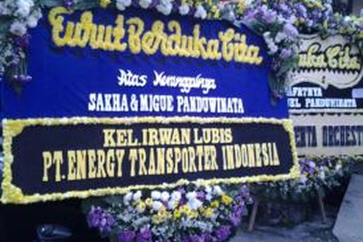 Salah satu karangan bunga tanda belasungkawa atas meninggalnya Sakha Ppanduwinata  dan Miguel Panduwinata tampak di depan rumah ibunda Vina Panduwinata, Albertine Supit, di Kompleks Taman Bona Indah, Lebak Bulus, Jakarta Selatan, Jumat (18/7/2014).