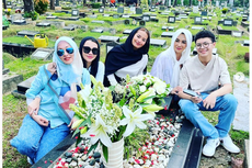 Kompak, Reza Artamevia dan Angelina Sondakh Bersama Anak-anaknya Ziarah ke Makam Adjie Massaid 