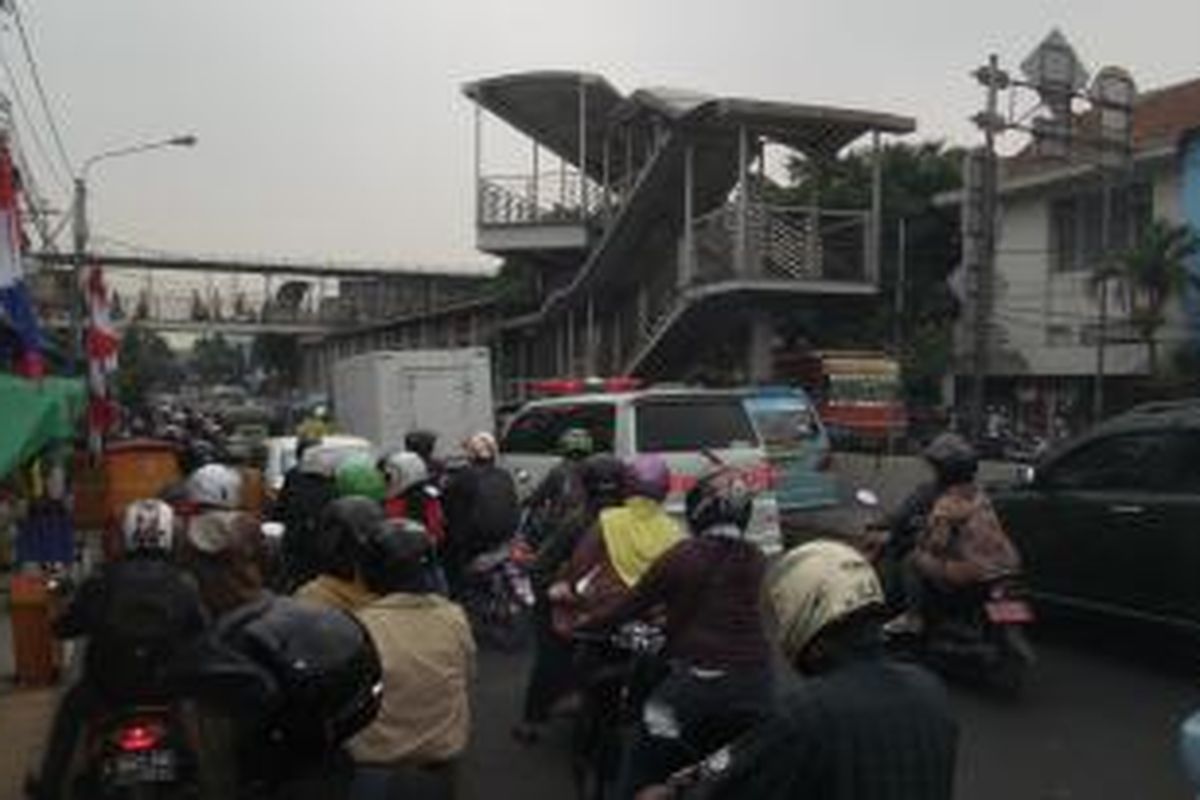 Kemacetan yang terjadi di Jalan Jatinegara Timur, Jatinegara, Jakarta Timur, Kamis (20/8/2015). Kemacetan terjadi akibat adanya penutupan Jalan Jatinegara Barat yang dilakukan saat berlangsungnya penertiban permukiman warga Kampung Pulo.