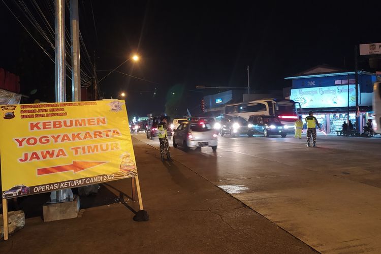 Kendaraan dari jalur tengah berjalan bergantian dengan kendaraan dari jalur selatan di Simpang Ajibarang, Kabupaten Banyumas, Jawa Tengah, Jumat (6/5/2022) malam.