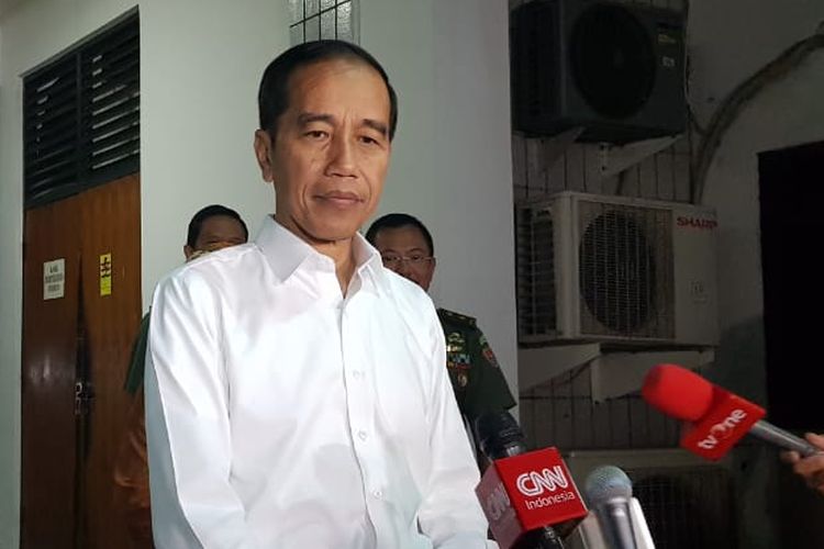 Presiden Joko Widodo saat melayat Presiden ketiga RI, Bacharuddin Jusuf Habibie di RSPAD Gatot Soebroto pada Rabu (11/9/2019).