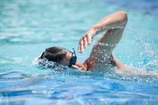 6 Tips Mencegah dan Mengatasi Kram Saat Berenang
