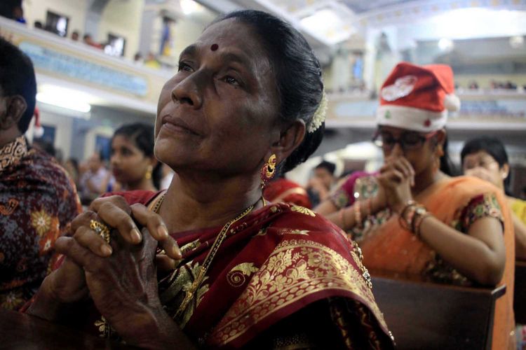 Sejumlah umat Kristiani melaksanakan Misa Natal di Gereja Katolik Graha Maria Annai Velangkanni Medan, Sumatera Utara, Minggu (24/12/2017) malam. Ratusan umat Kristiani dari berbagai daerah itu dengan khidmat melaksanakan Misa Natal di salah satu gereja Katolik berarsitektur kuil India. 