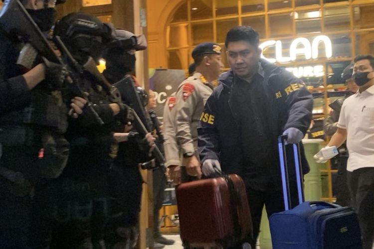 Polisi Angkut 4 Koper Isi Uang dan Dokumen serta 3 Saksi Usai Geledah Restoran di Cipete