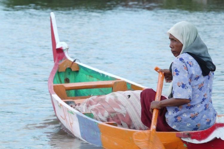 Keluarga Pasijah adalah satu-satunya keluarga yang bertahan di Dusun Rejosari Senik, Desa Bedono, Demak, Jawa Tengah. 