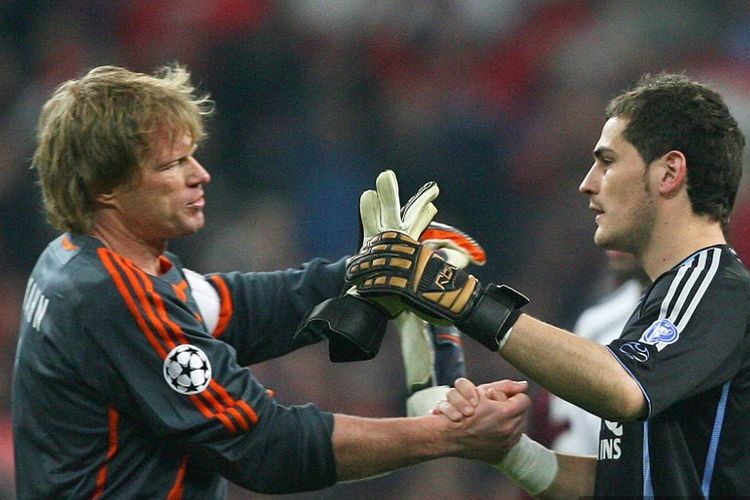 Oliver Kahn (kiri) bersama Iker Casillas (kanan) pada laga Bayern Muenchen vs Real Madrid, 7 Maret 2007.