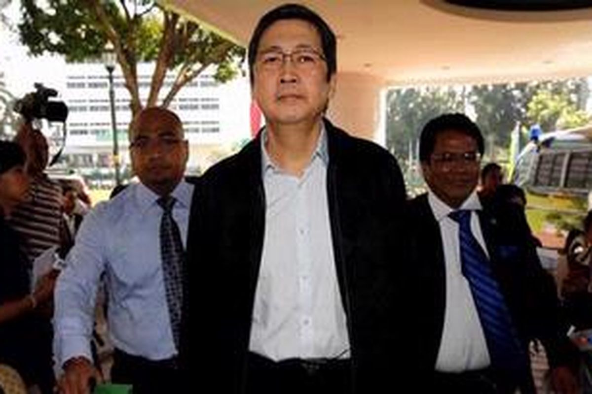 Tersangka biaya akses Sistem Administrasi Badan Hukum (sisminbakum) dan juga mantan Komisaris PT Sarana Rekatama Dinamika, Hartono Tanoesoedibyo tiba di Kejaksaan Agung, Jakarta guna menjalani pemeriksaan, Kamis (15/7/2010). Sisminbakum adalah sistem online yang memungkinkan pendaftaran badan hukum perusahaan melalui http://www.sisminbakum.go.id. Sistem itu digagas dan mulai diterapkan di Direktorat Jenderal Administrasi Hukum Umum (AHU) Departemen Kehakiman dan HAM (kini Kementerian Hukum dan HAM) saat Yusril menjabat menteri dan Romli Atmasasmita sebagai Direktur Jenderal AHU. 