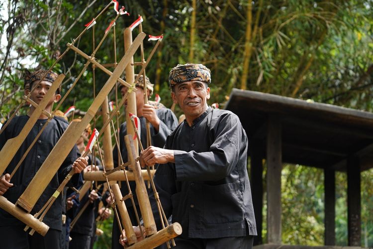 Ilustrasi para musisi memainkan alat musik angklung, yang sudah ditetapkan sebagai warisan budaya tak benda UNESCO pada 2010.