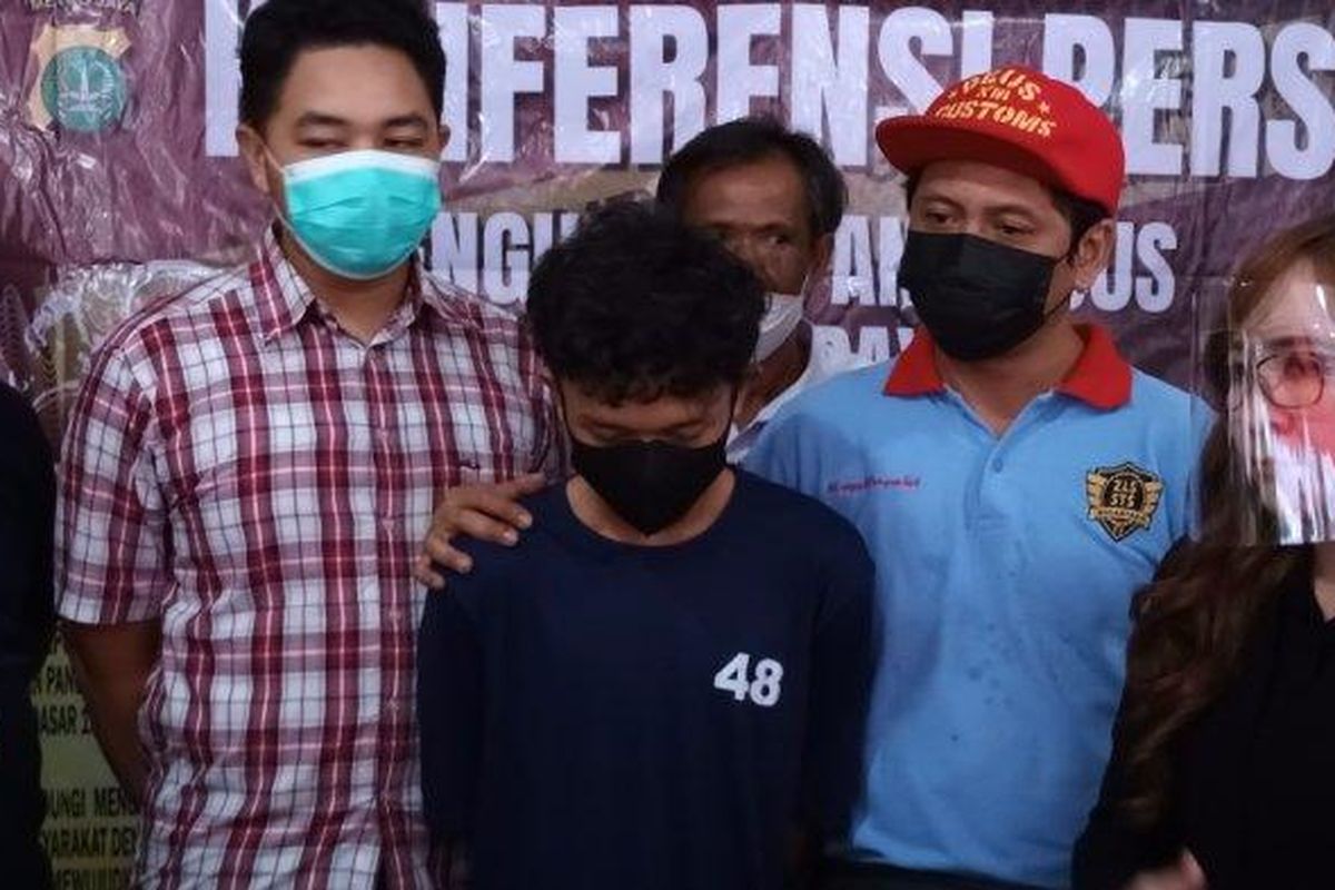 Agus Setiawan (23), tersangka tawuran maut di Jalan Al Baidho II saat dihadirkan dalam ungkap kasus di Mapolsek Cipayung, Jakarta Timur, Senin (22/8/2022). 

