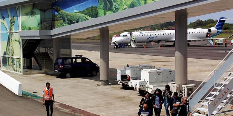 Wisatawan tiba di Bandara Komodo, Labuan Bajo, Manggarai Barat, Nusa Tenggara Timur, Rabu (26/10/2016), menggunakan pesawat Garuda Indonesia yang berangkat langsung dari Jakarta. Penerbangan langsung sekitar dua jam itu dinilai dapat meningkatkan kunjungan wisatawan. 